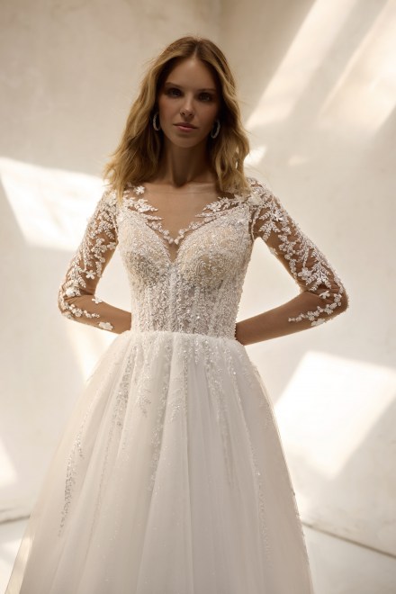 https://www.sposa-lia.com/images/stories/virtuemart/product/per-in white-012-ashley-03.jpg